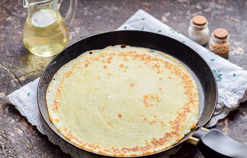 1. Этап. Сливочные блины: Жарьте блины с каждой стороны по 30 секунд.