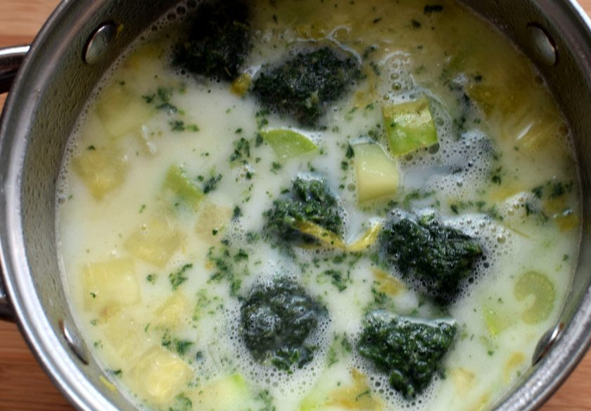 1. Этап. Суп из цукини со шпинатом и киноа: Добавьте шпинат, посолите по вкусу и добавьте щепотку базилика. Если шпинат у вас свежий, только доведите до кипения, если замороженный – дайте прокипеть пару минут.