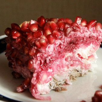 Салат мясной с гранатом