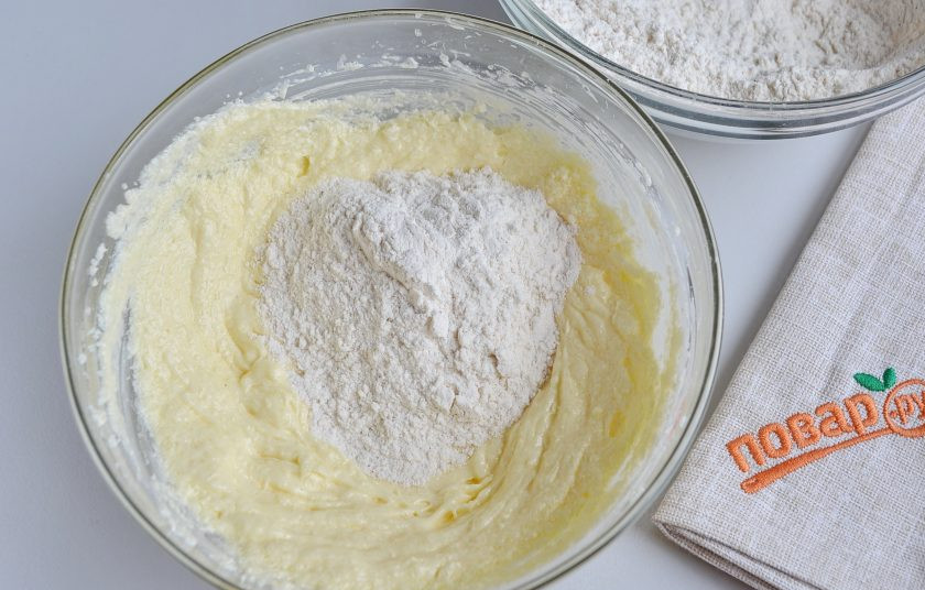 1. Этап. Криптопеченье: 6. Муку частями вводите в масляную смесь, лопаткой замешивайте тесто.