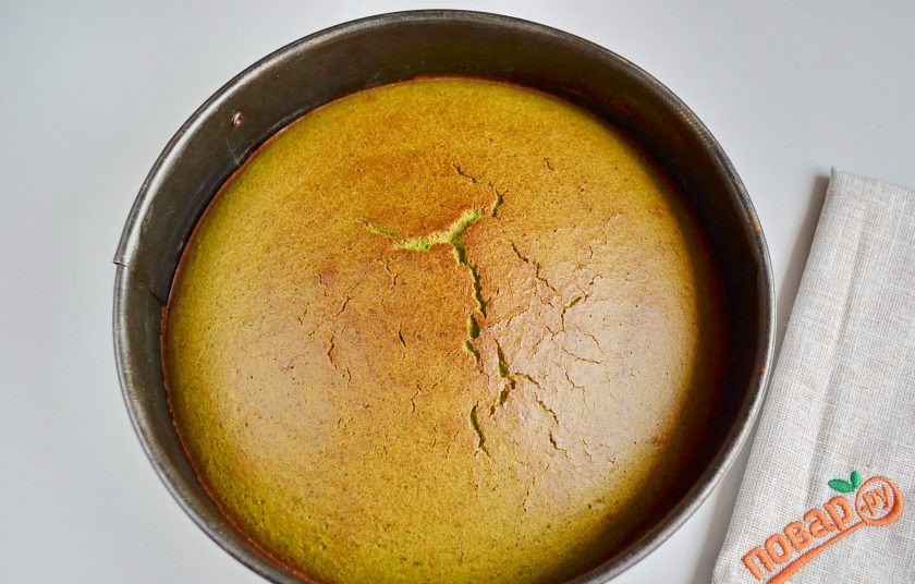 1. Этап. Новогодний торт Лесной мох: Проверьте готовность бисквита зубочисткой, если сухая - готов. Остудите бисквит полностью.