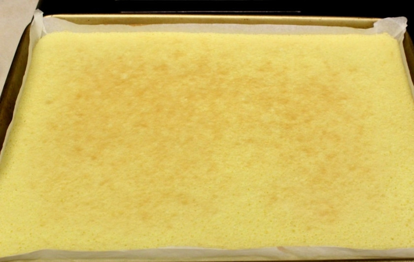 1. Этап. Рулет бисквитный с ягодами: 9. Выпекайте тесто в разогретой духовке в течение 5-7 минут.