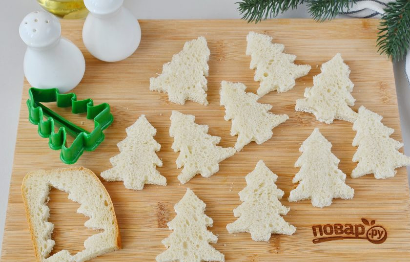 1. Этап. Брускетты Елочки на Новый год Тигра: С помощью вырубки придайте багету форму елочек.