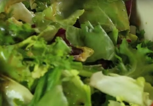 1. Этап. Салат с куриной печенкой: Поливаем заправкой листья салата, перемешиваем.