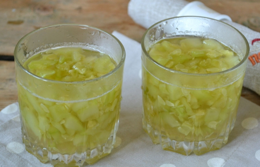 1. Этап. Десерт из кабачка: Разлейте подготовленную смесь в креманки или широкие стаканы, дайте остыть и отправьте в холодильник до загустения. Это займет примерно 2 часа.