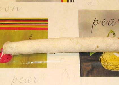 1. Этап. Рулет из лаваша с семгой и сыром: Сворачиваем лаваш колбаской. На этом этапе, если в запасе есть время, можно завернуть его в пищевую плёнку и оставить ненадолго в холодильнике.