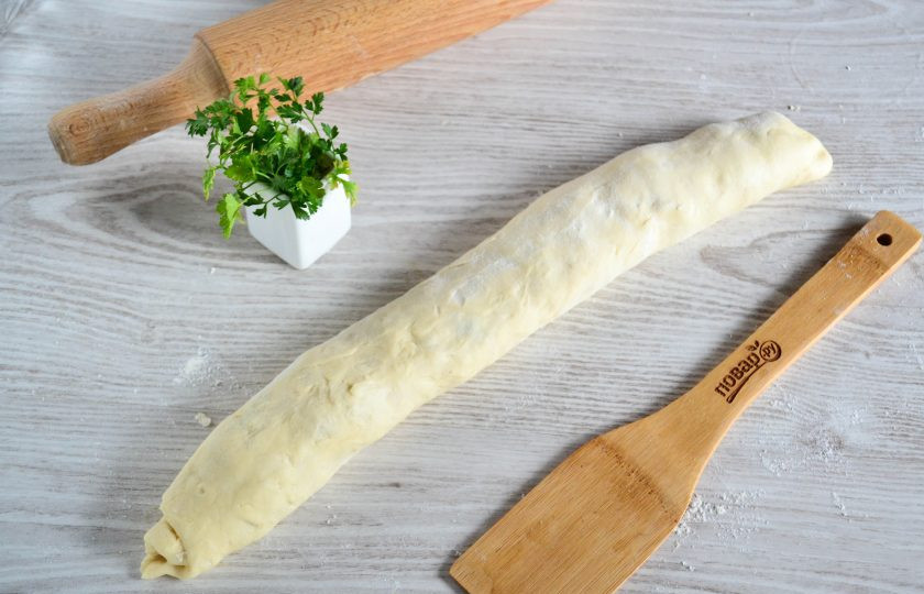 1. Этап. Ленивые пельмени на сковороде: Заверните тесто с фаршем в рулет.