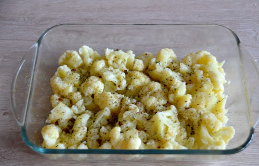 1. Этап. Цветная капуста по-итальянски: Смажьте растительным маслом форму для запекания, выложите отварную цветную капусту, подсолите по вкусу, посыпьте ароматными травами.