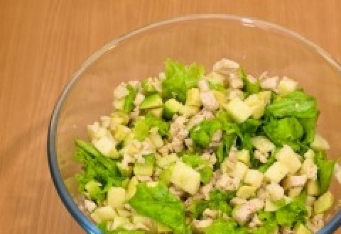 1. Этап. Салат Валентина: Сложите все ингредиенты в салатницу, нарвите листья салата и перемешайте всё.