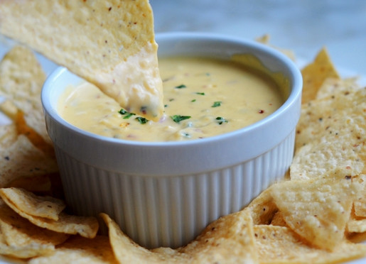 1. Этап. Соус Чили кон кесо: 7. Перемешайте, прогрейте минуту и снимайте с огня. Подавайте соус, украсив петрушкой. Приятной дегустации!