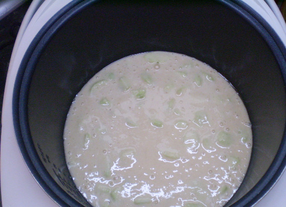 1. Этап. Манник с яблоками на кефире: Смазываем форму растительным маслом и выпекаем на режиме 