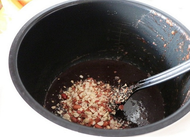 1. Этап. Сливовое варенье с какао: 6. В самом конце добавьте орехи и сливочное масло. Иногда я добавляю еще плитку шоколада - придает еще большей пикантности и аромата варенью.