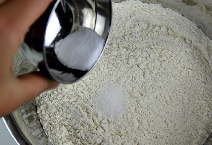 1. Этап. Фокачча (рецепт): 2. В большой миске смешайте муку и соль.