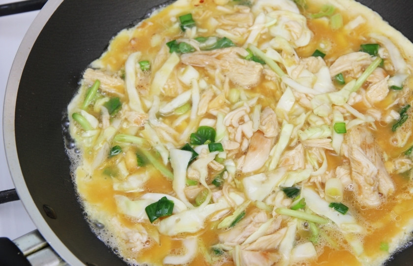 1. Этап. Омлет Фу янг: На сковороде разогрейте арахисовое масло. Вылейте смесь из чашки и обжаривайте с двух сторон до румяной корочки.