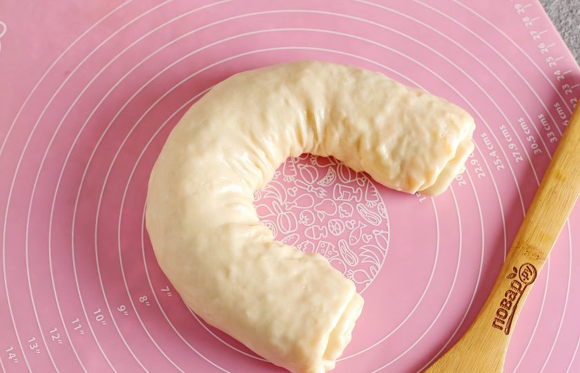 1. Этап. Рулет с тыквой на пару: Концы и место шва тщательно защипните, чтобы весь сок в процессе приготовления оставался внутри. Таким образом приготовьте все рулеты.