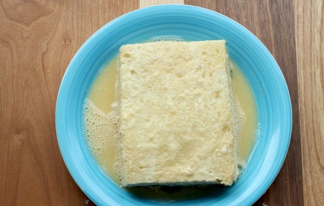 1. Этап. Жареный сэндвич с моцареллой: 4. Яйца взбейте с молоком. Добавьте щепотку соли и по желанию перца. Окуните сэндвич.