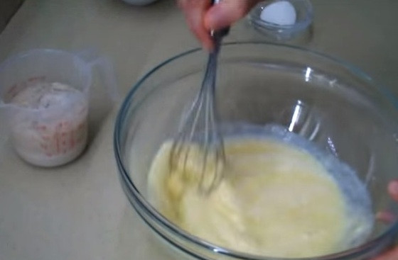 1. Этап. Быстрое дрожжевое тесто на кефире: 2. Итак, в теплый кефир добавляем дрожжи, сахар, соль и яйцо. Взбиваем все венчиком до полного растворения ингредиентов.