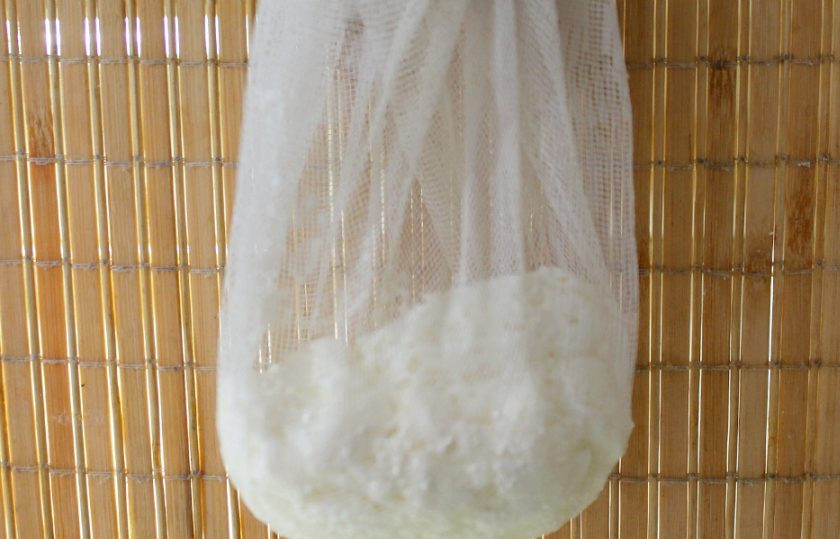 1. Этап. Творог из магазинного молока: Сетку с творогом подвешиваем, так как на фото. Оставляем на 3 часа. Снизу поставьте миску в которую будет стекать сыворотка.