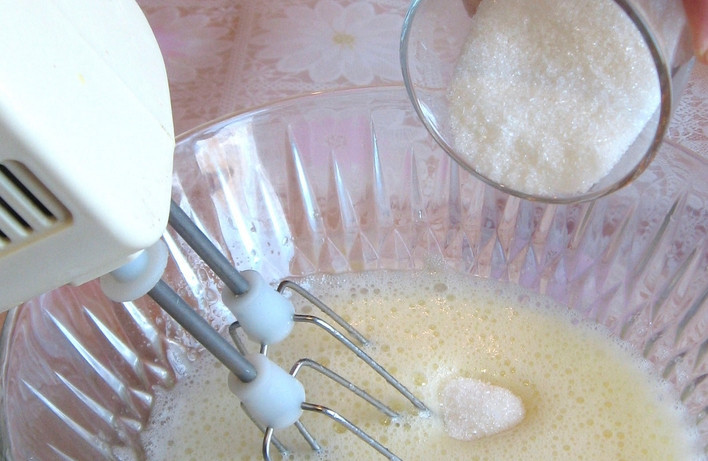 1. Этап. Самый быстрый бисквитный торт: Засыпаем стакан сахара и взбиваем массу миксером до густой пены.