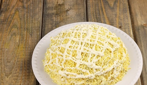 1. Этап. Салат Черепаха с яблоками и сыром: 11. Нанесите немного майонеза и распределите яичные желтки.