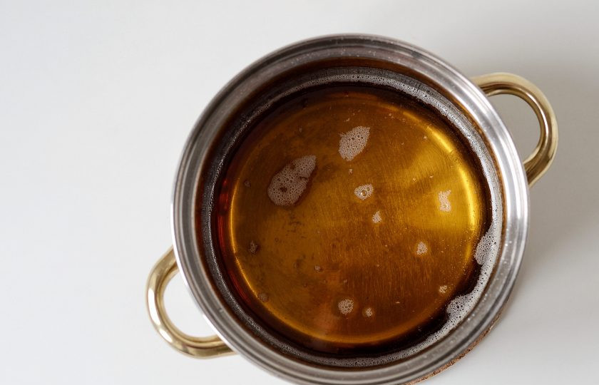 1. Этап. Искусственный мед: Уваривайте на среднем огне примерно 30 минут. Постоянно помешивайте.