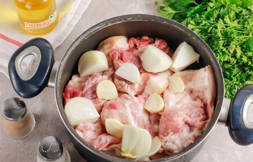 1. Этап. Варено-копченое сало в домашних условиях: Промойте куски сала, соскоблите с кожи грязь и еще раз промойте. Выложите сало в кастрюлю или казан. Очистите лук и чесночные зубчики. Лук разрежьте на четвертинки и добавьте вместе с чесноком в кастрюлю. Всыпьте соль и молотый черный перец.