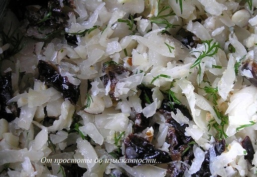 1. Этап. Салат из квашеной капусты с черносливом: Перемешайте.