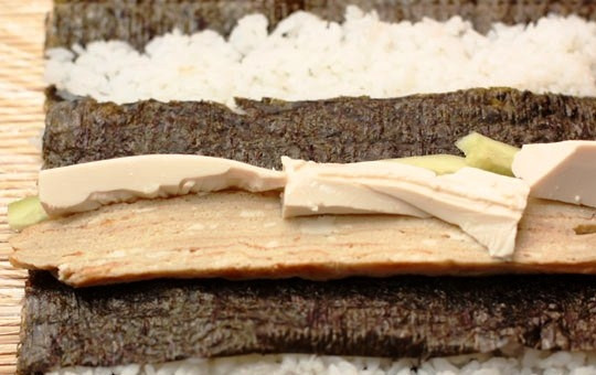 1. Этап. Футомаки с омлетом и шиитаке: ...здесь все то же самое, но с сыром тофу.