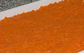 1. Этап. Салат из ставриды: Поверх белков выкладываем слой вареной натертой моркови. Так же солим, перчим и смазываем.