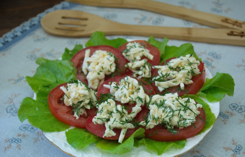 1. Этап. Закуска из помидоров под сыром: Полученную массу перемешайте и выложите на каждый помидор по горке сырной смеси. Посолите, поперчите. Подайте сразу к столу.
