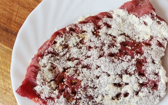 1. Этап. Отбивные из говядины: 2. Каждый кусочек обваляйте в муке.