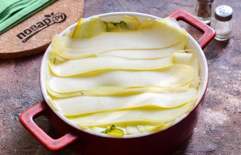 1. Этап. Лазанья из кабачков с рикоттой: Завершающим слоем выложите остатки кабачков.