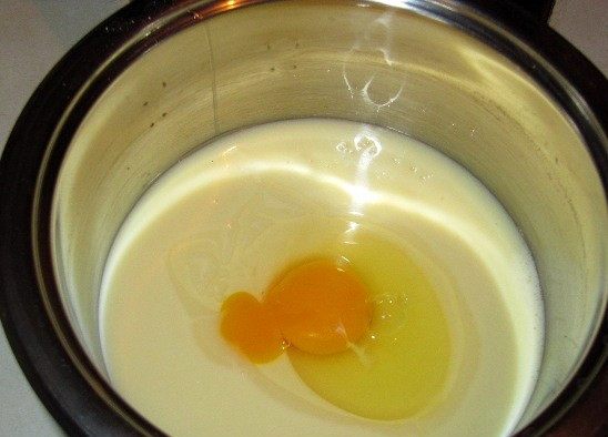 1. Этап. Тортик Mинутка: Итак, начнем с крема, разбиваем в миску яйцо и перетираем его с сахаром, ванилином и тремя ложками муки. Потом наливаем в кастрюлю с яичной смесью молоко, перемешиваем все и ставим кастрюлю на огонь. Варим крем, помешивая, пока он не загустеет, затем снимаем с огня и даем ему остыть. Тем временем разминаем вилкой подтаявшее сливочное масло и взбиваем его, чтобы оно стало пышным. Как только крем немного остынет, добавляем в него постепенно масло и тщательно взбиваем крем.