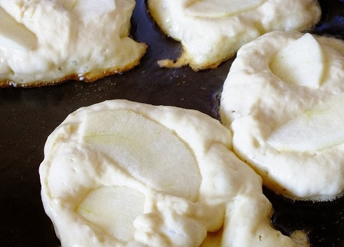 1. Этап. Рецепт дрожжевых оладий на молоке: Нагреваем на среднем огне сковороду с маслом и ложкой, смоченной в растительном масле выкладываем тесто. Если делаем оладьи с яблоками, выкладываем дольку яблок на каждую оладушку, чуть втапливая в тесто. Жарим оладьи до красивого румяного цвета.