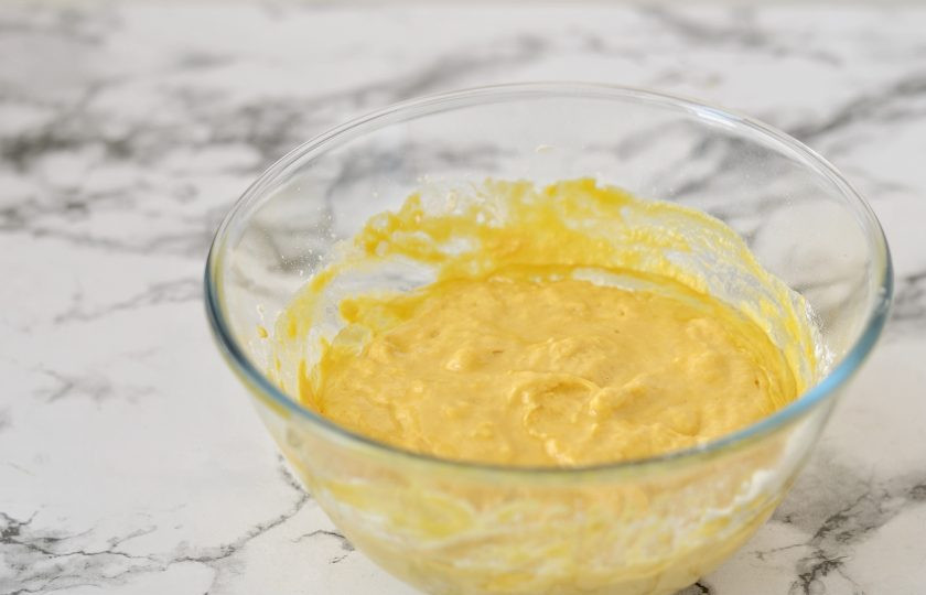 1. Этап. Морковная бабка: Добавьте влажную смесь. Хорошенько перемешайте, добавьте масло и перемешайте еще раз. Замесите тесто, накройте чистым полотенцем и оставьте при комнатной температуре на 1 час.