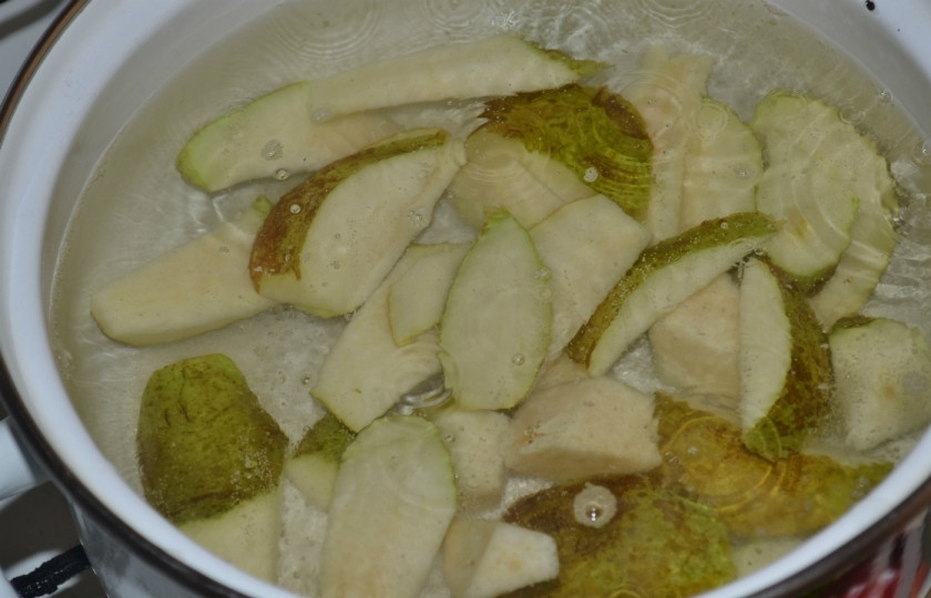 1. Этап. Грушевый компот: 3. Отправьте груши в кипящую воду. Как только вода снова закипит, добавьте сахар и лимонную кислоту на кончике ножа. Варите минут 15, пока вкус компота не станет очень насыщенным.