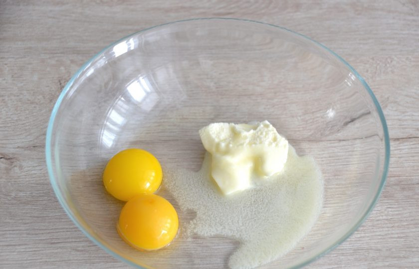 1. Этап. Бездрожжевой кето-хлеб: Смешайте яичные желтки и размягченное сливочное масло.