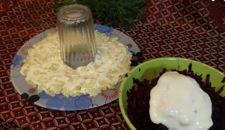 1. Этап. Салат Гранатовый браслет: 6. Часть свеклы смешиваем с майонезом и выкладываем на картофель.