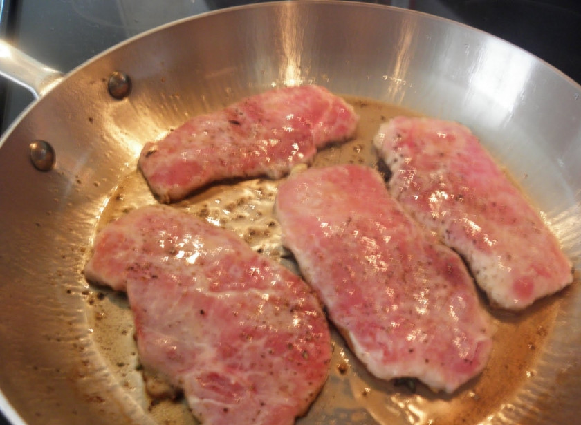 1. Этап. Жареная свинина на сковороде: 2. Когда масло прогрелось и напиталось запахами, тимьян аккуратно достать и оставить на бумажном полотенце. В сковороду отправить свинину.
