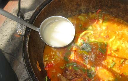 1. Этап. Лагман с капустой: Добавьте пару стаканов воды, в которой варился лагман.