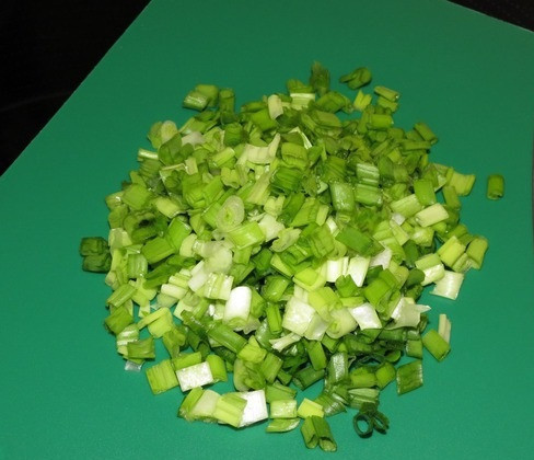 1. Этап. Пирожки с рисом и яйцом: 2. Следующим необходимо отправить в холодную воду рис (из расчета количества воды 2 к 1) и сварить до готовности. После закипания посолить по вкусу и при желании добавить любимые приправы к рису. Также нужно поставить варить яйца. Зеленый лук - довольно интересный ингредиент в начинке. Конечно, добавлять его не обязательно, однако он придает некую пикантность. Его нужно вымыть, просушить и мелко нарезать.