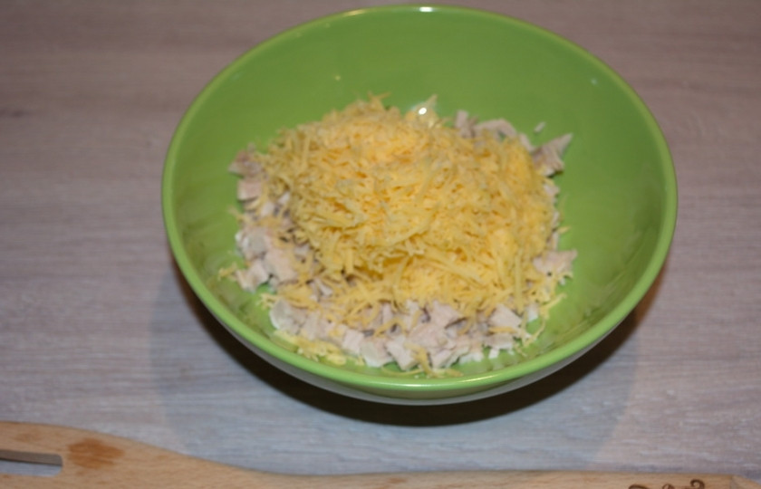 1. Этап. Рулетики из лаваша с сыром: Твердый сыр натрите на терке. Тереть сыр нужно мелко, чтоб он быстро расплавился.