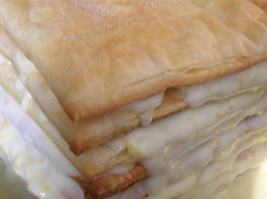 1. Этап. Слоеный торт со сгущенкой: 8. Соберите тортик и дайте ему немного постоять, чтобы коржи пропитались кремом.