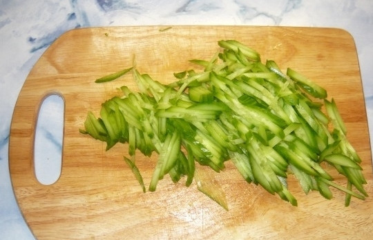 1. Этап. Салат по-гавайски: Огурец моем и нарезаем соломкой.