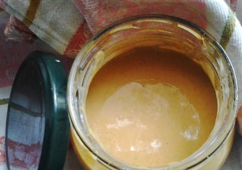 1. Этап. Горчица на рассоле: Добавьте сок лимона, мёд, соль и масло. Хорошо перемешайте, закройте крышкой. Уберите в тёплое место на 5 часов.