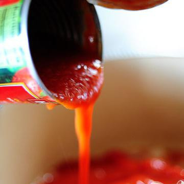 1. Этап. Рёбрышки в томатном соусе: Влейте томатный соус (можно использовать любый виды томатов: измельчённые, нарезанные кубиками, тушёные, целые, соусы и т.д.).