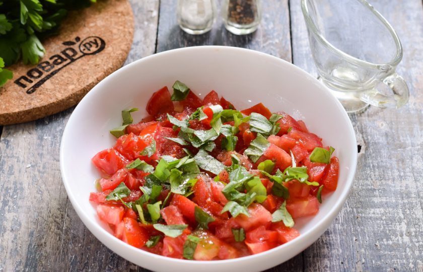 1. Этап. Брускетта в духовке: Всыпьте соль и перец по вкусу, добавьте щепотку сахара и оливковое масло. Перемешайте все.