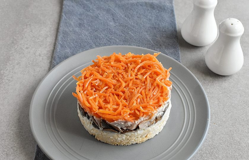 1. Этап. Салат из копченого окорочка: Выложите корейскую морковь.