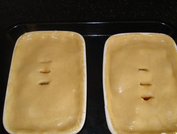 1. Этап. Пирог с грибами и сыром стилтон: 4. Разделить тесто на две части и раскатать так, чтобы тесто полностью покрыло каждую из форм для выпечки. Смазать бока форм взбитым яйцом, накрыть тестом, сделать надрезы и смазать взбитым яйцом. Запекать пироги 18-20 минут или когда они не станут золотисто-коричневыми.