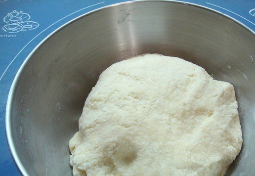 1. Этап. Творожное печенье с кокосовой стружкой: Замесить мягкое податливое тесто.